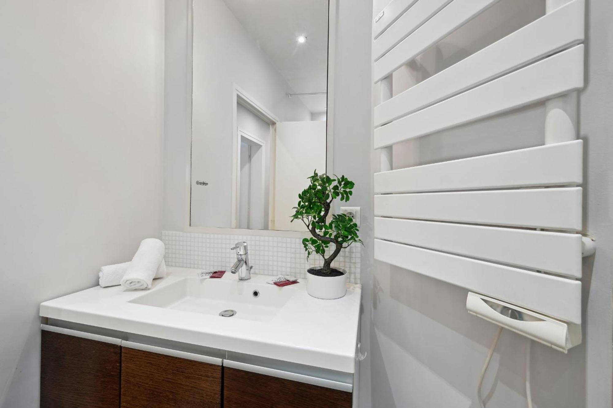 Champs-Elysees & Arc De Triomphe - Cityapartmentstay Paris Exterior foto